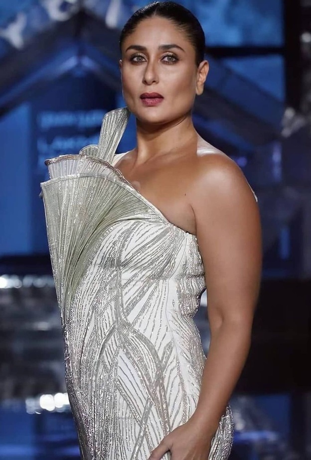 كارينا كابور تشارك في عروض أزياء أسبوع لاكمي بعد 7 أشهر من ولادتها