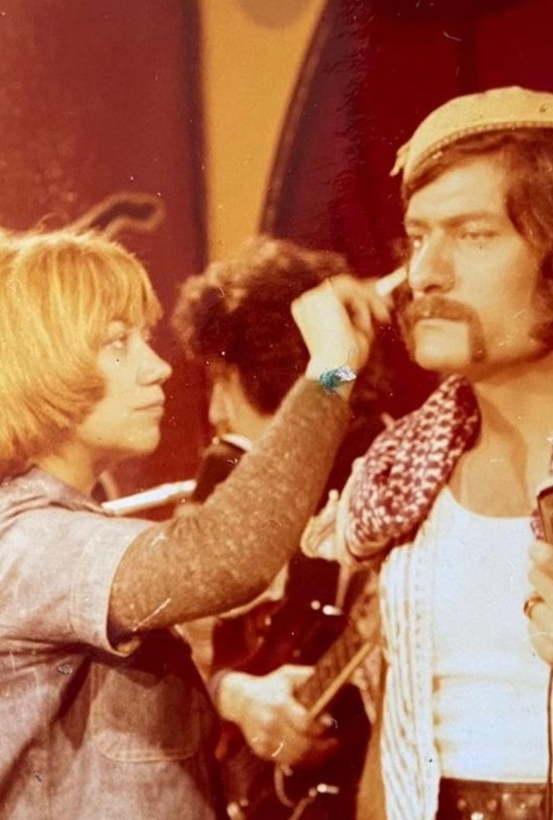 مكسيم خليل يحيي أربعين والدته بصور نادرة من ألبوم ذكرياتها مع النجوم 