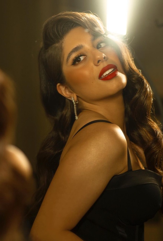 إطلالات جمالية ملفتة للشابات مستوحاة من أسلوب مايان السيد