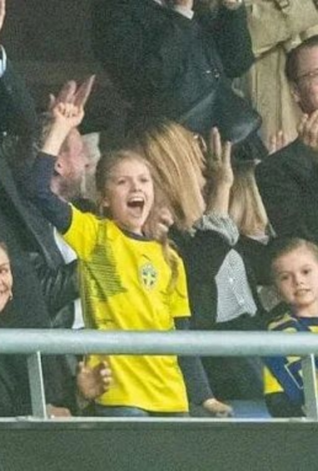 بالصور الأميرة فيكتوريا وأسرتها يشاهدون مباراة منتخب السويد
