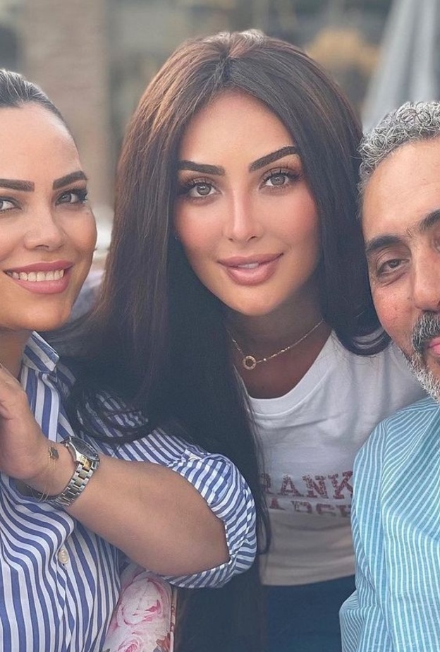 نور الغندور تحتفل بعيد ميلاد والدتها 