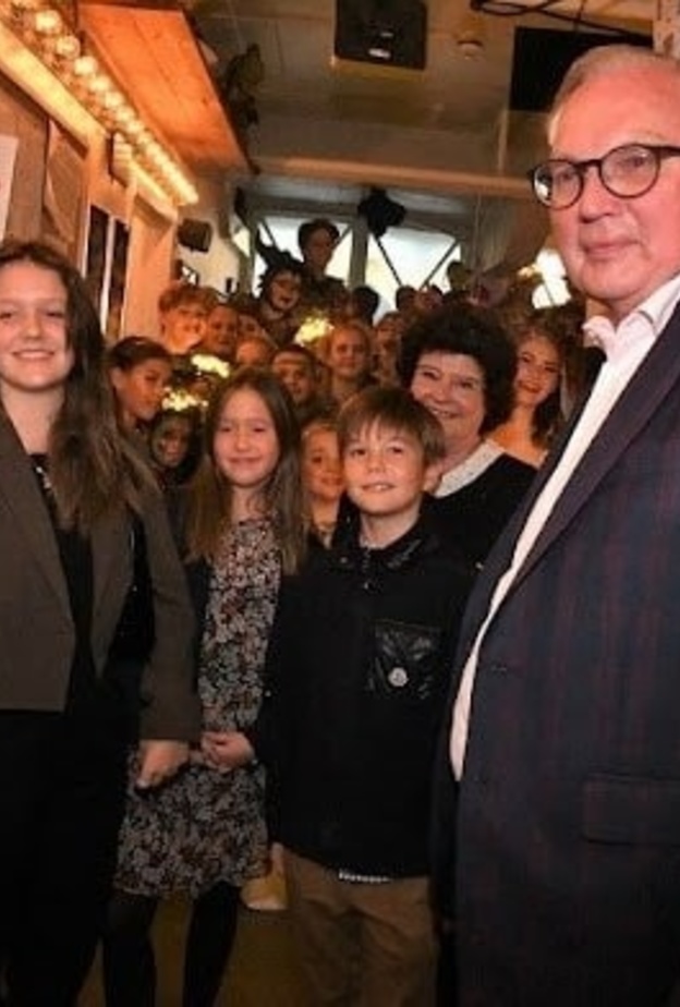 أمراء الدنمارك إيزابيلا وجوزفين وفنسنت يشاهدون العرض الأول لمسرحية روبن هود الموسيقية