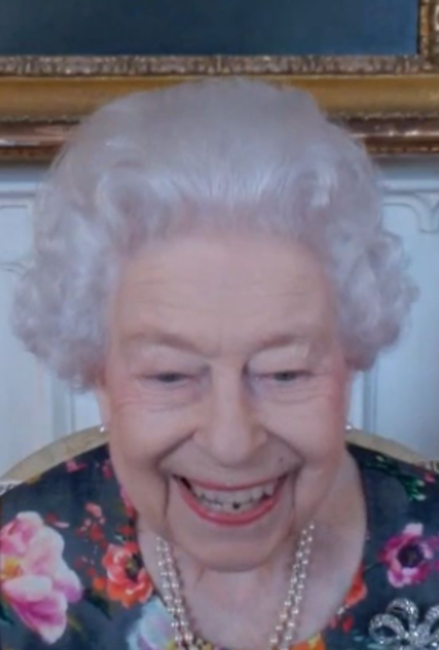 الملكة إليزابيث الثانية تلتقي مع الفائز بجائزة الشعر لعام 2020 عبر الفيديو