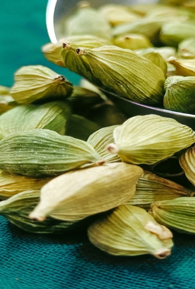 ماهي فوائد الهيل للأسنان