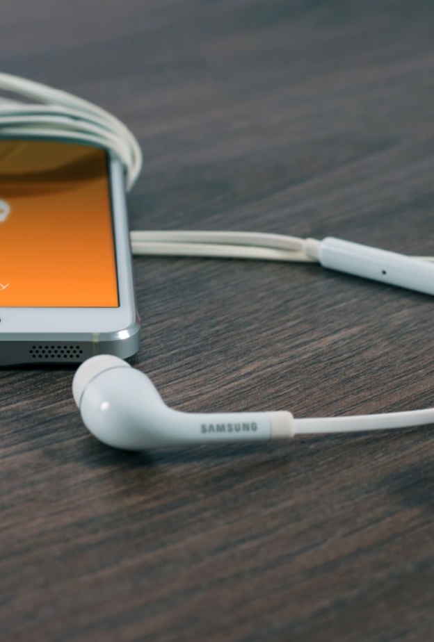 أضرار استخدام سماعات الأذن لفترات طويلة