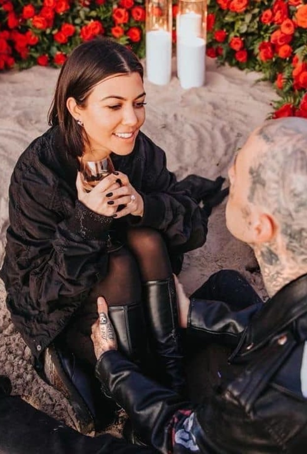 كورتني كارداشيان تنشر صور جديدة احتفالا بخطبتها