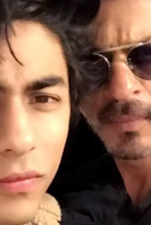 شاروخان بكى بعد سماعه نبأ قبول طلب الإفراج عن ابنه أريان خان