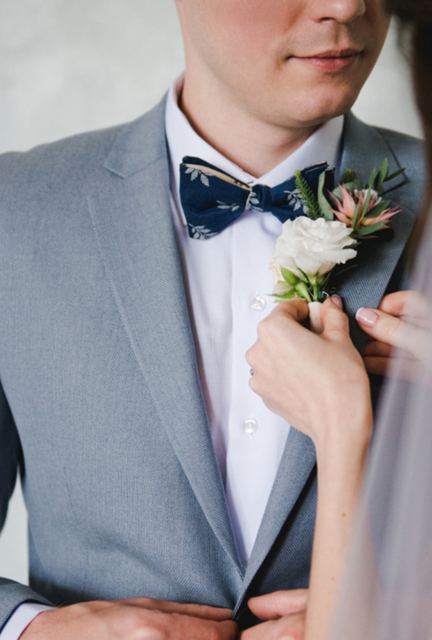 shutterstock_باقة زهور صغيرة لعروة بدلة العريس من نبات التوت وأوراق الشجر