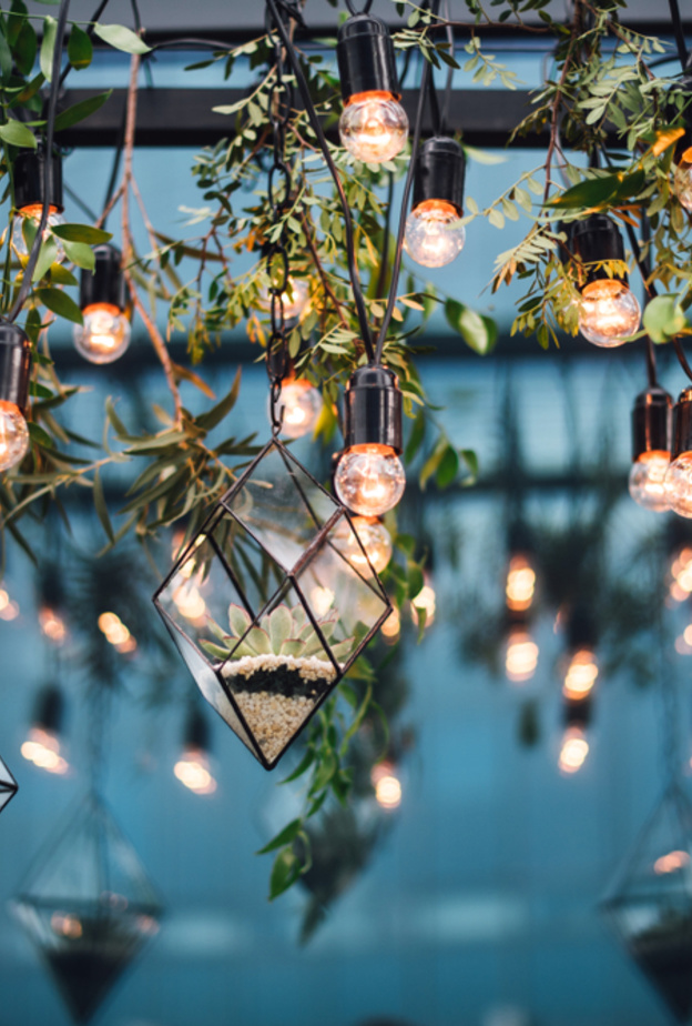 طرق مميزة لتزيين سقف قاعات حفلات الزفاف بالورود