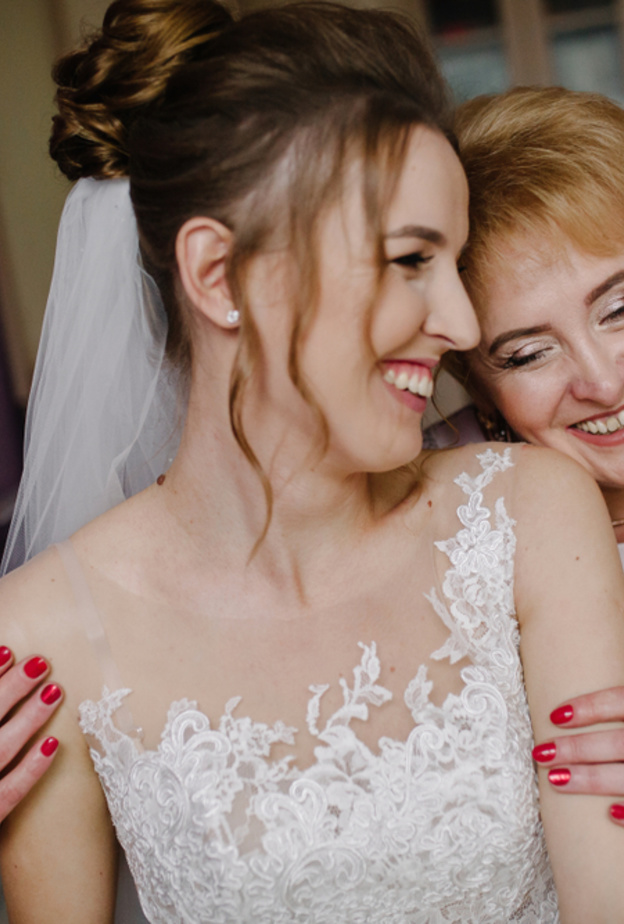 shutterstock عروس تخالف التقاليد وتختار أن تكون الرقصة الأولى في زفافها مع والدتها