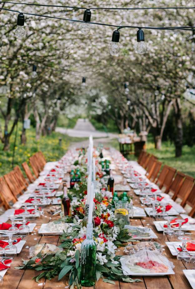 أفكار مميزة لتزيين طاولات حفلات الزفاف مستوحاة من أجواء الريف