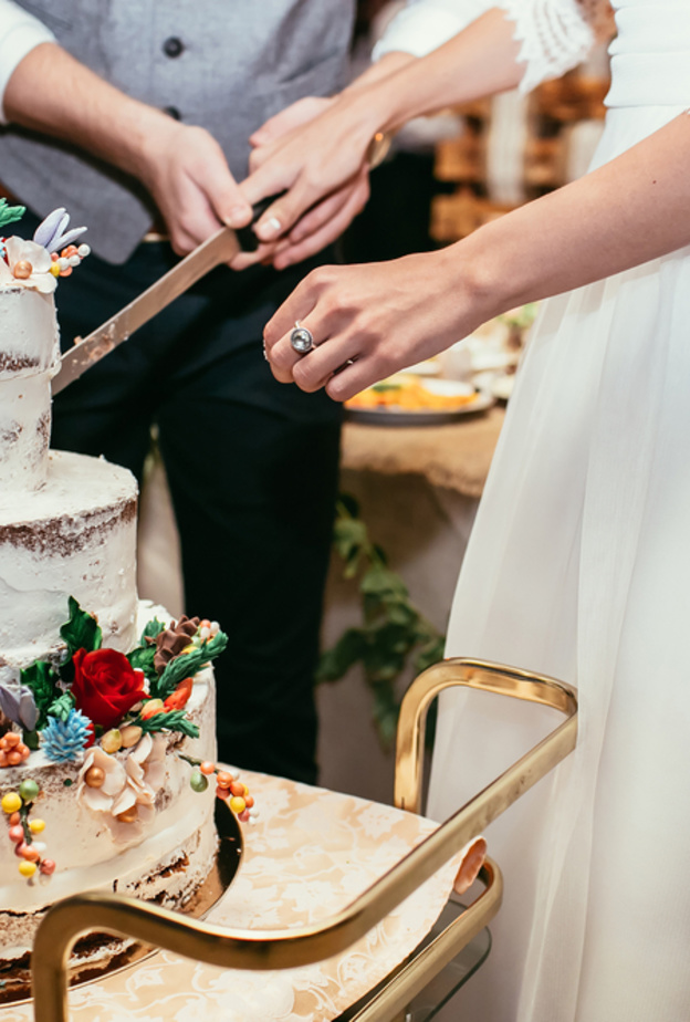 عروس تطالب ضيوفها بدفع المال لتناولهم طعام أكثر من حصتهم !