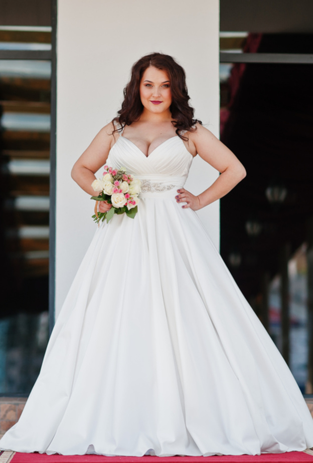 نصائح لصاحبة الجسم الممتلئ  للحصول على فستان الزفاف المناسب