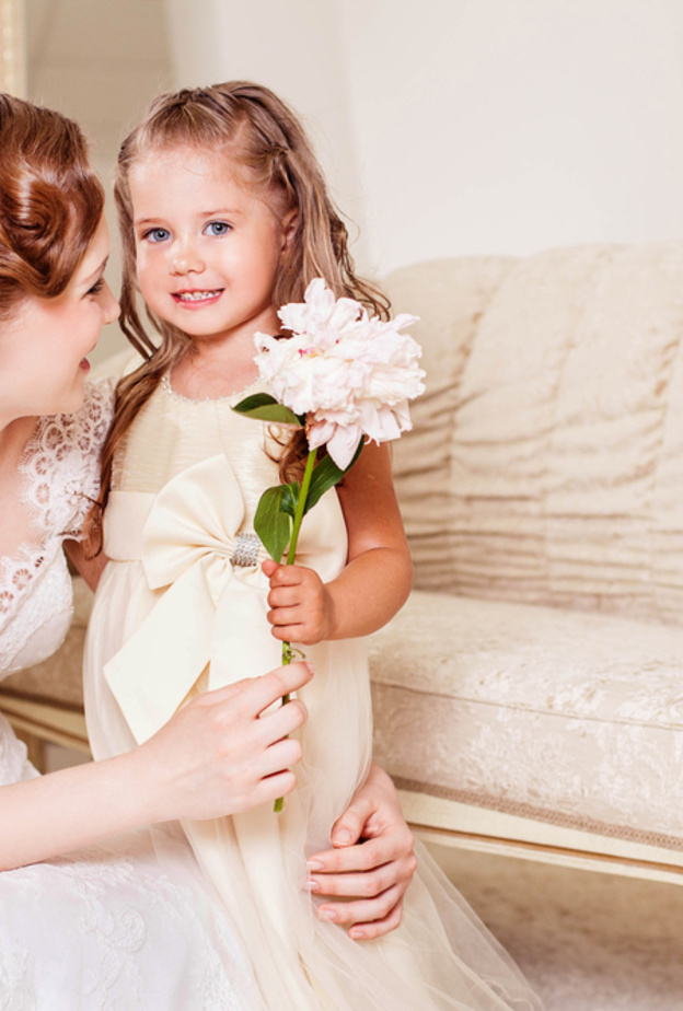 shutterstock_ خلافات بين عروس وضيوف حفل زفافها بسبب جليسة أطفال