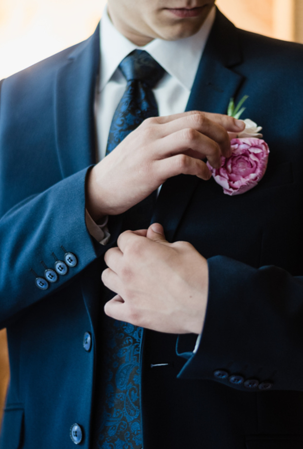 طريف لعريس يرقص مع والدته وحماته على أنغام أغنية شهيرة لشاروخان وكاجول