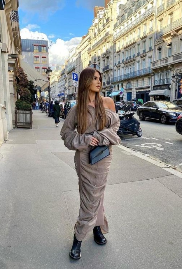 Negin Mirsalehi تعتمد الفستان باللون الترابي. كل الصور من حسابات البلوغرز على انستقرام.