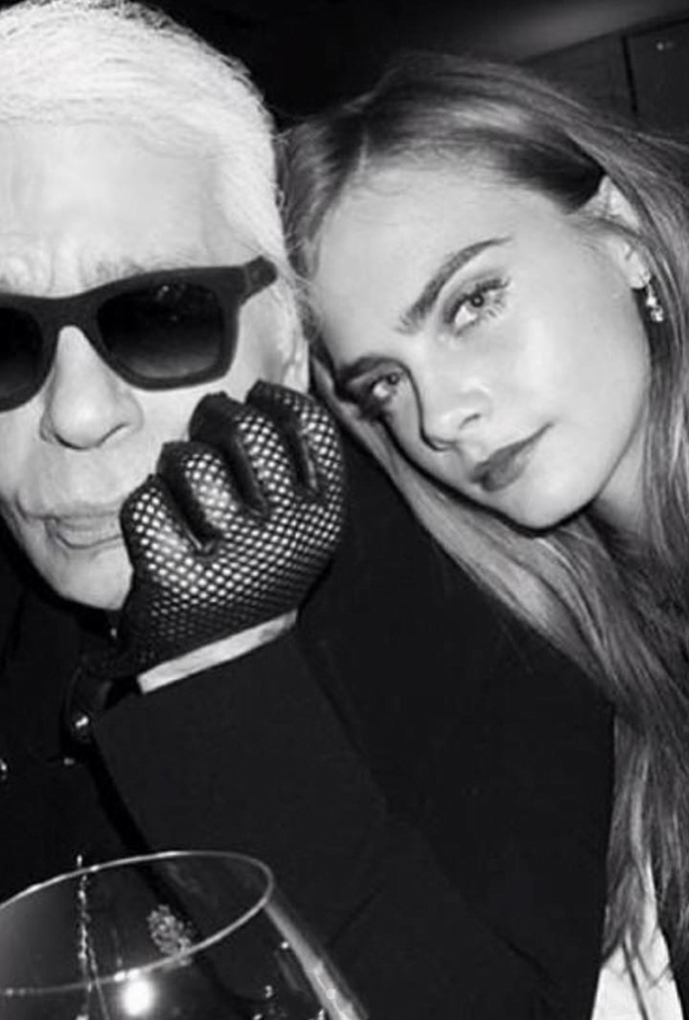 كارل لاجرفيلد تطرح تشكيلة جديدة بالتعاون مع كارا ديليفين