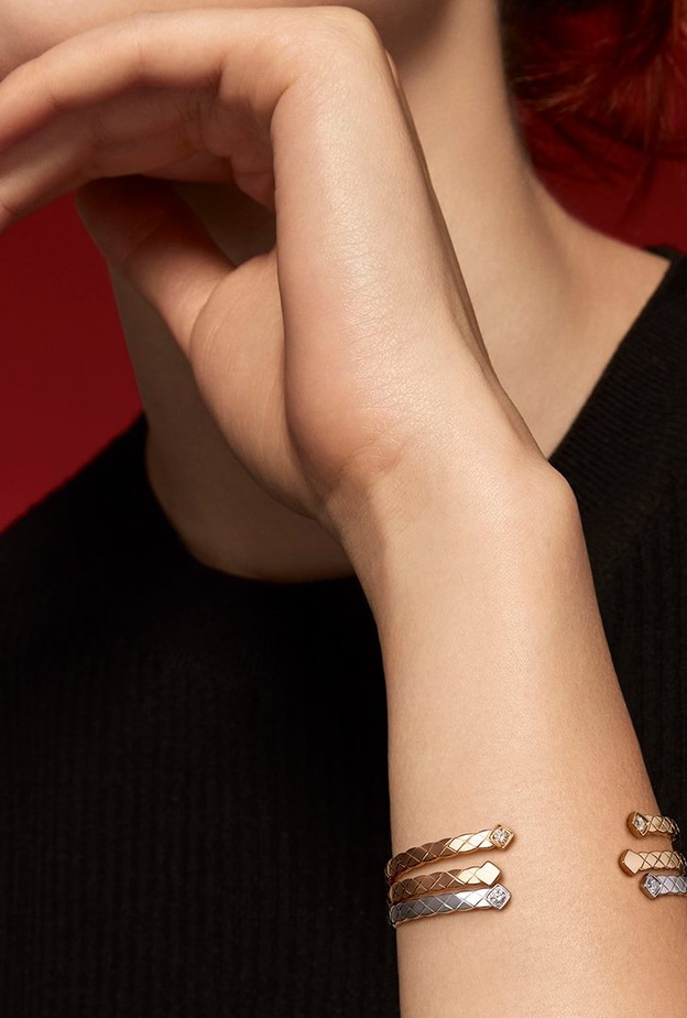 أساور ذهب ناعمة لأناقة الخريف