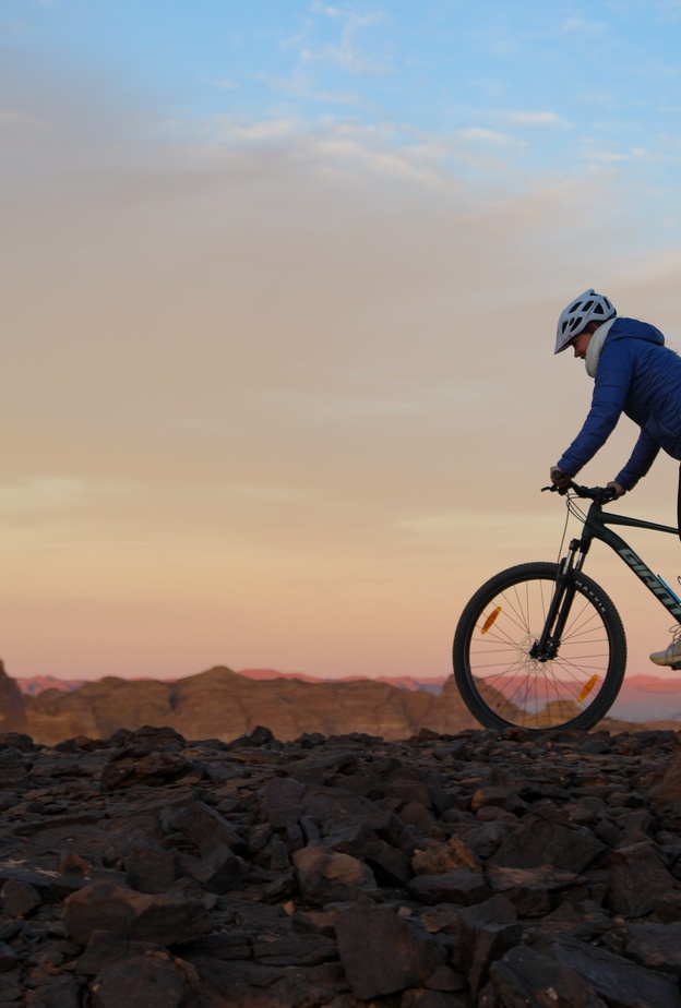 تجربة الدراجات الهوائية في شتاء طنطورة.. غش أجواء المغامرة مع نسمات العلا الخلابة