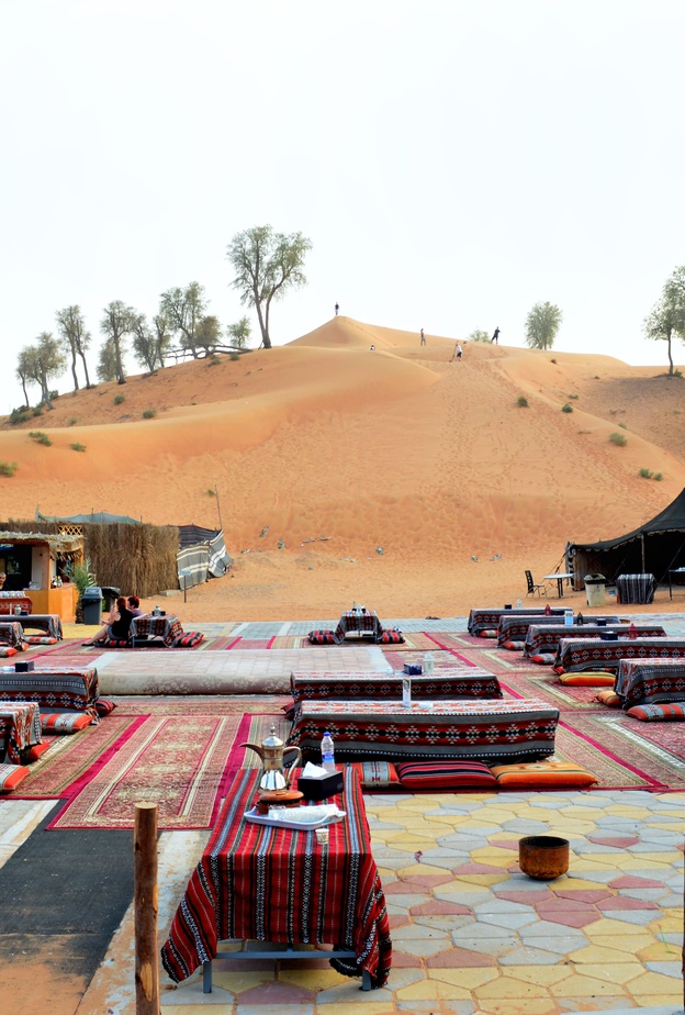 أجواء بدوية مفعمة بالسحر والجمال في مخيم واحة البدو