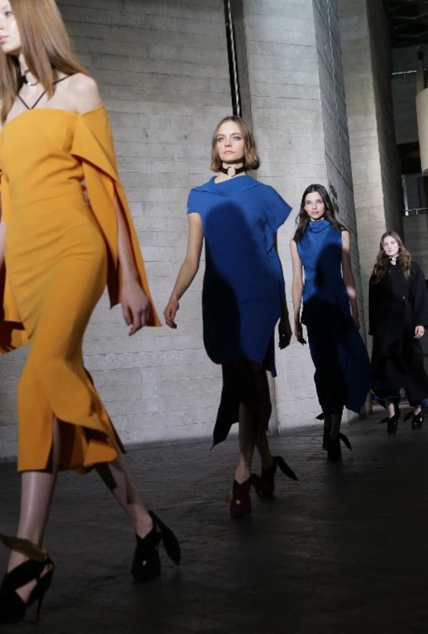 أصبحت فساتين دار Roland Mouret مفضلة لدى النجمات