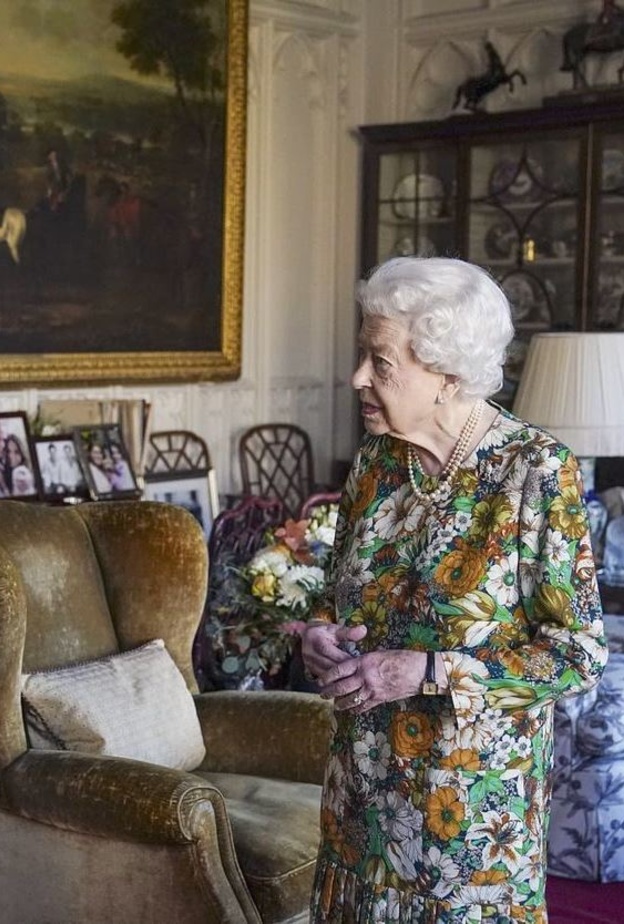 أطلت بالفستان المزيّن بالورود بألوان الأخضر والبرتقالي والأبيض