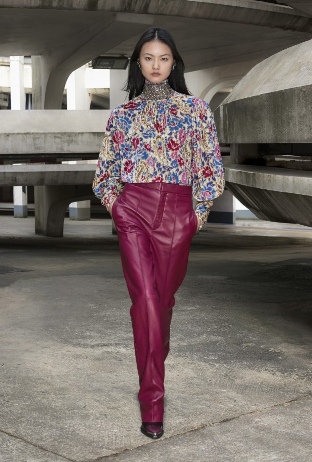 أكملي اللوك بالتوب المزيّنة بنقشة الورود الملونة على طريقة دار Isabel Marant