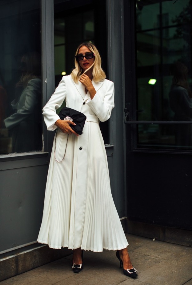 أفكار لتنسيق اطلالات باللون الأبيض لمناسبات الخريف