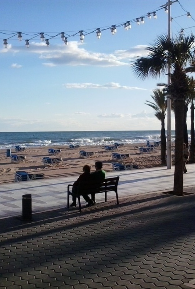 أوقات الخريف الهادئة في بينيدورم بواسطة maxpixel