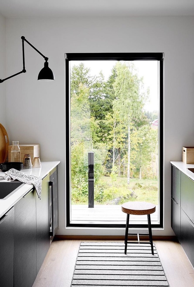 إطلالة المطبخ عبر واجهة زجاجية