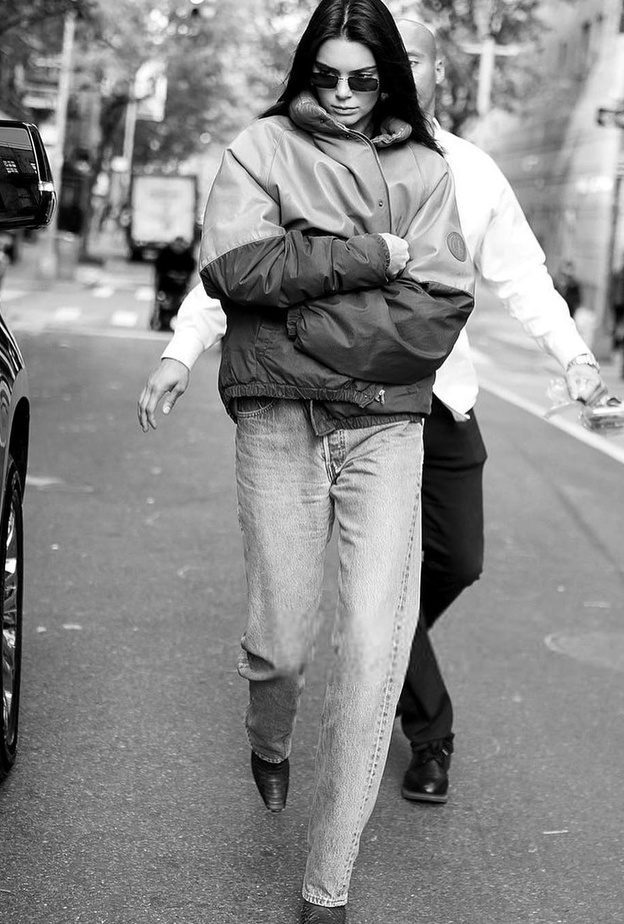 إعتمدت تنسيق البنطلون الجينز مع الجاكيت الأوفر سايز