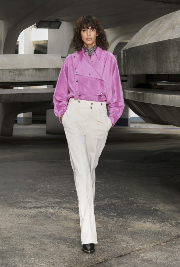 إمنحي إطلالتك لمسة من الألوان من خلال تنسيق البنطلون الأبيض مع الجاكيت الملوّنة باللون الزهري