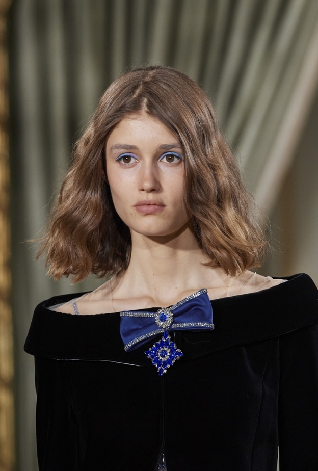 اجمل صبغات الشعر البني المتموج بأسلوب دار Giorgio Armani