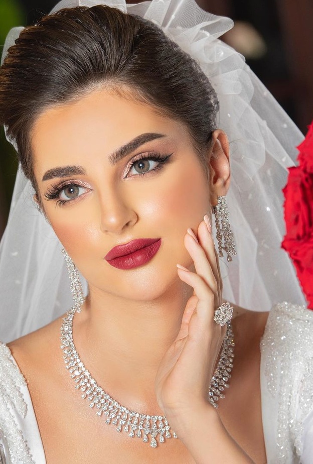 اجمل مكياح ناعم للعروس من خبيرة التجميل الاماراتية ميرا الحمادي