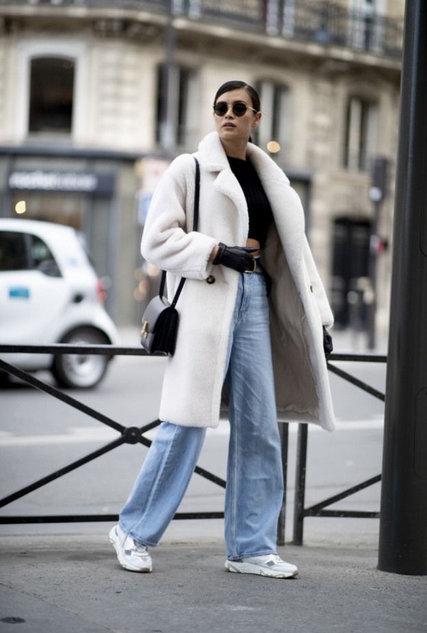 أفكار شبابية لتنسيق موديلات بناطيل الجينز المنوعة في اطلالات الشتاء