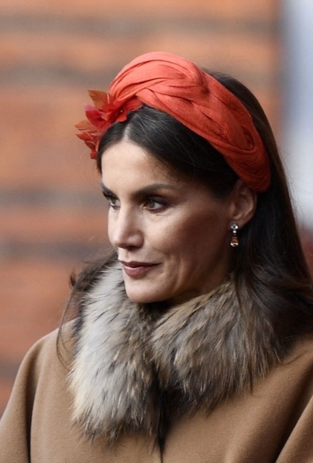 اطلالة الملكة ليتيزيا بالمكياج البني القوي