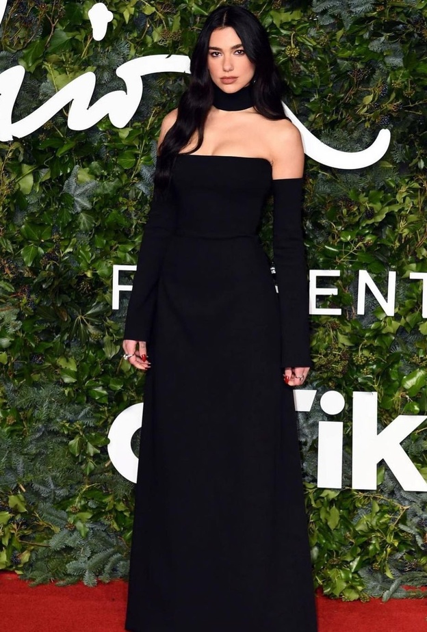 صور أجمل فساتين النجمات العالميات الفاخرة في حفل Fashion Awards لعام 2021