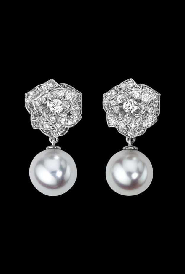 اقراط ذهب مزينة باللؤلؤ للعروس من بياجيه Piaget