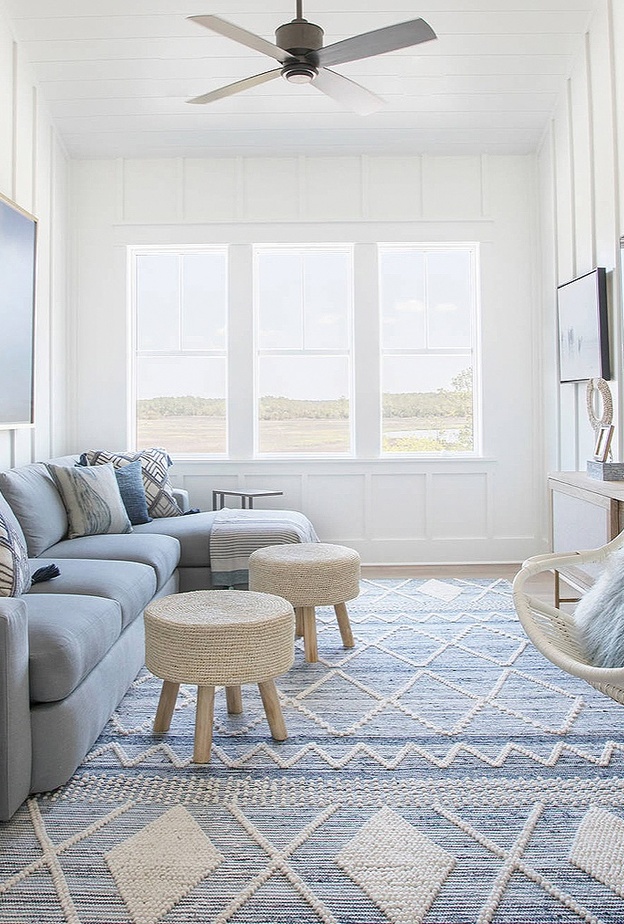 اكسسوارات غرفة معيشة بدرجات الأزرق الفاتح