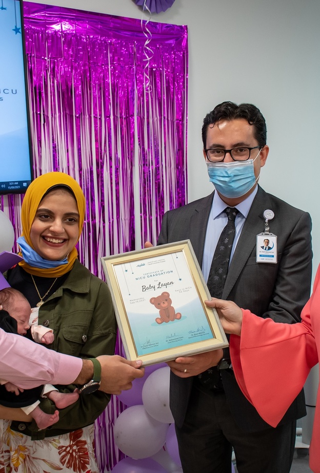 الأطباء مع أم وأب الطفل الخديج