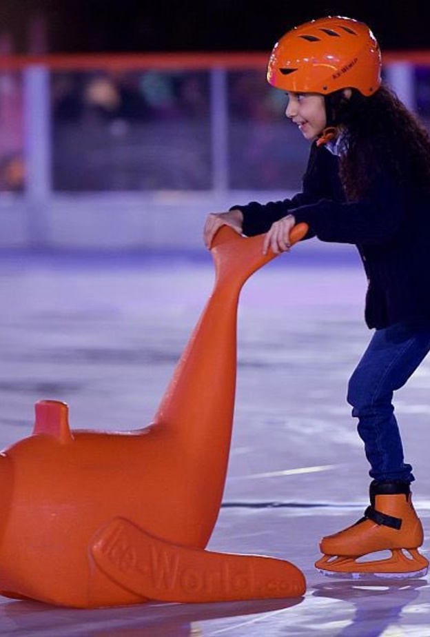 السعادة في عيون الصغار مع تجربة التزلج على الجليد - المصدر واس