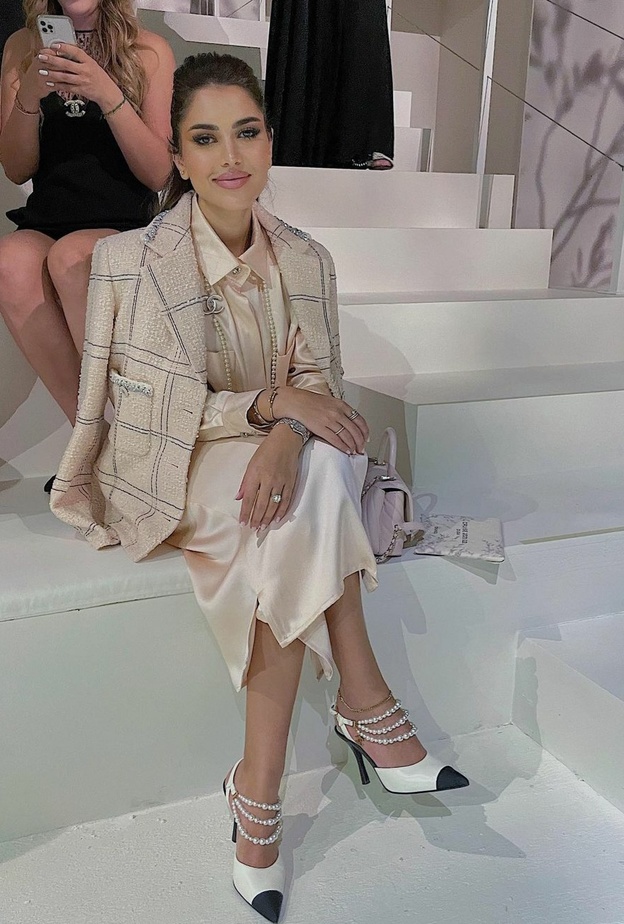 اطلالة أنثوية أنيقة لـ "نجود الرميحي" خلال حضورها عرض أزياء "شانيل"