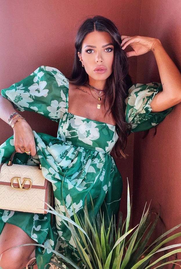 العنود تألقت بالفستان باللونين الأخضر والأبيض بطبعة الورود الكبيرة مع الأكمام الكبيرة المنفوخة