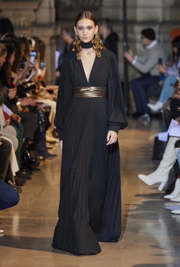 الفستان empire waist يتميّز بالخصر العالي وهو يُبرز النصف العلوي من جسمك