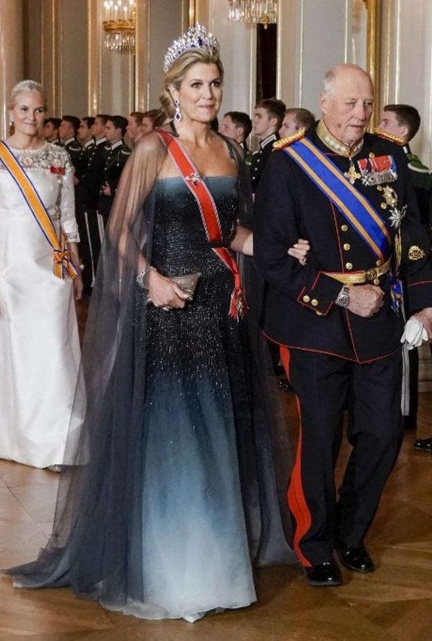 الكاب الشفاف الطويل غطى أكتافها وإنسدل على الأرض