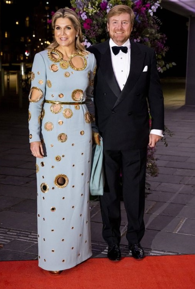 الملكة ماكسيما تخطف الأنظار بفستان ماكسي أزرق