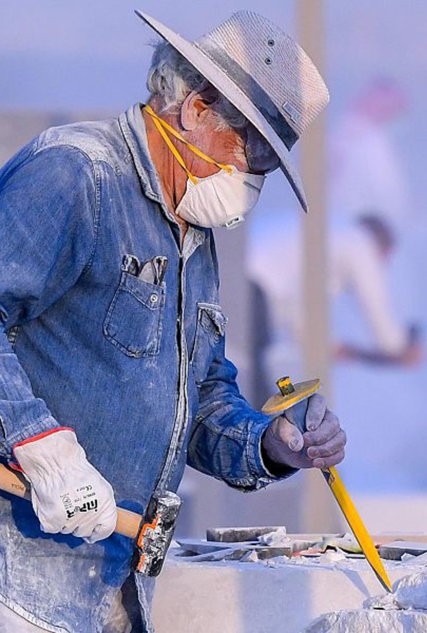 النحاتين في ملتقى طويق للنحت العالمي - المصدر واس