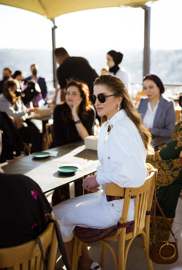 اختارت مع اللوك حقيبة كروس من ماركة Chloe