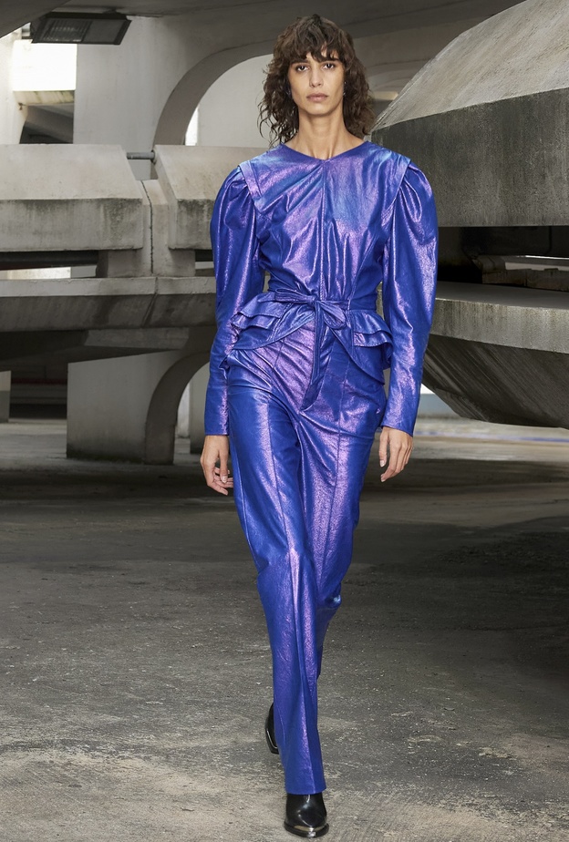 أفكار لتنسيق البنطلون الفينيل بطريقة عصرية