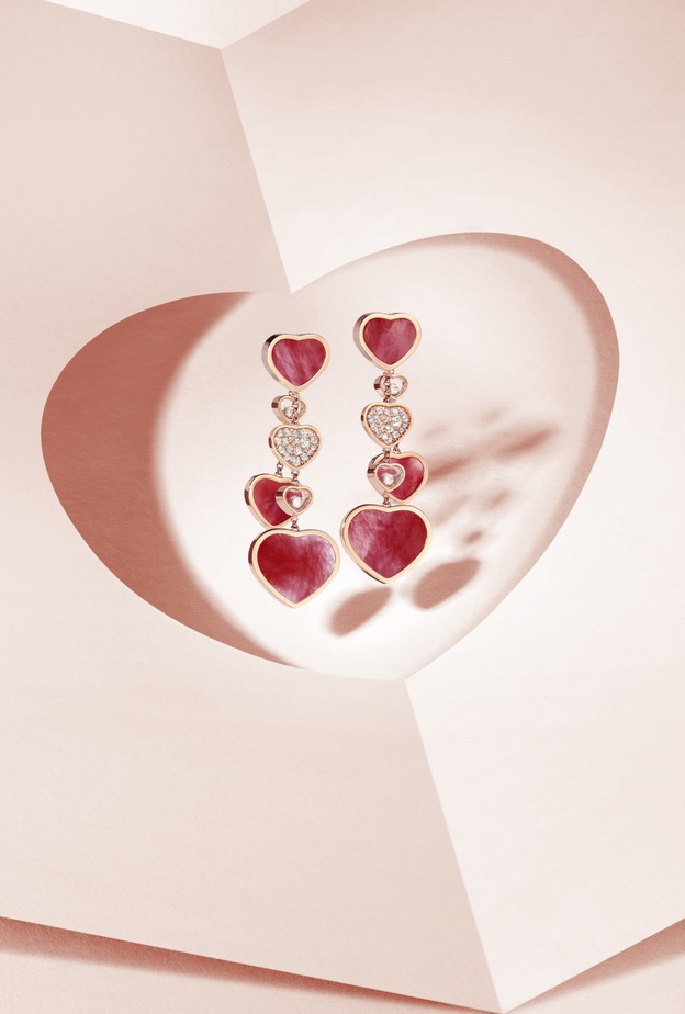 تألقي بأقراط ذهب راقية في سهرات الخريف العصرية